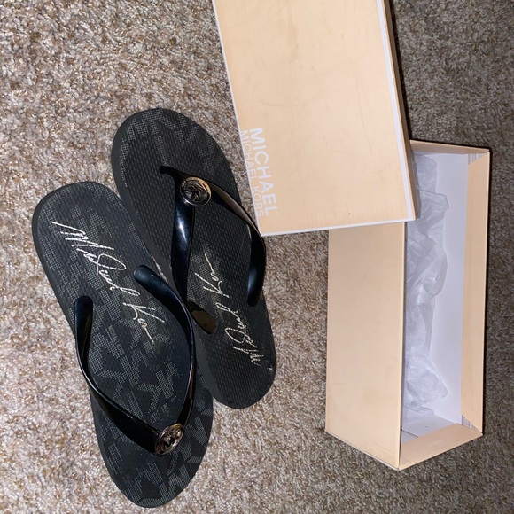 Michael Kors, Kate Spade & more brands - Picture 11 of 12